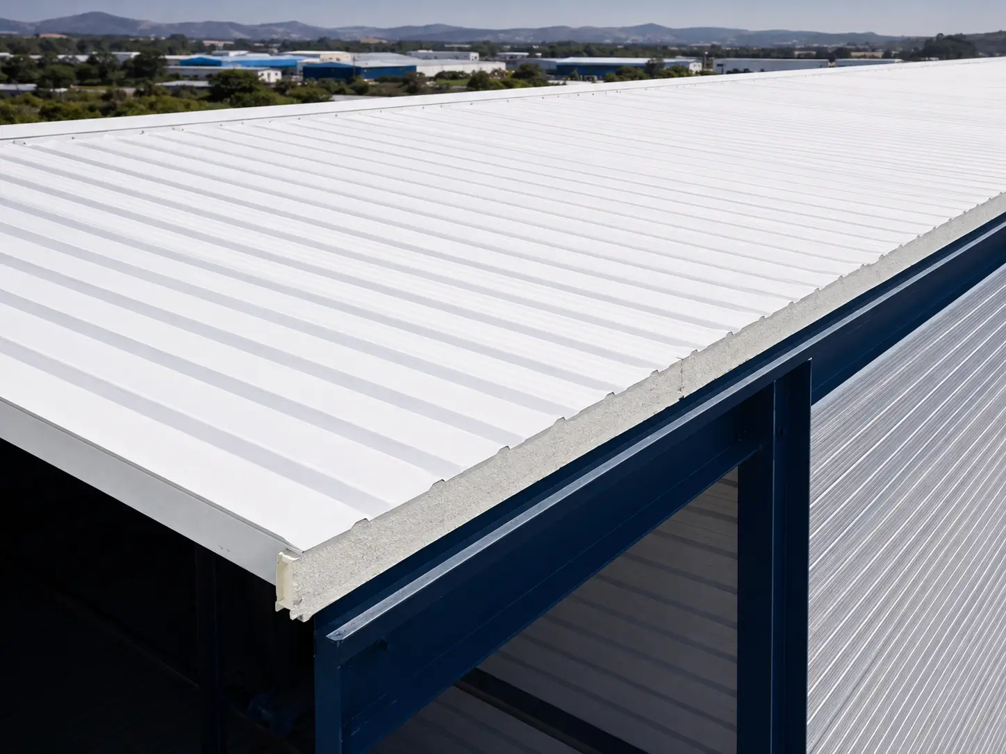 Painel térmico branco aplicado em cobertura industrial