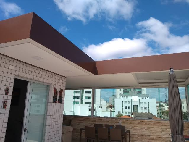 Cobertura térmica em terraço com acabamento vermelho