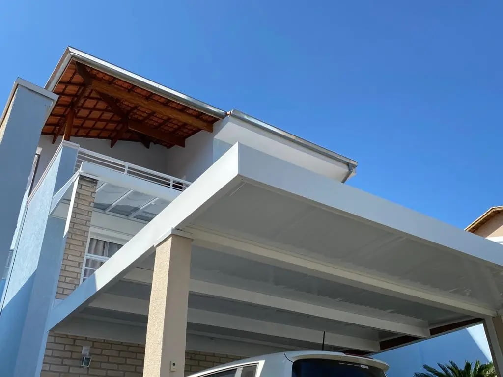 Cobertura térmica branca instalada em garagem residencial