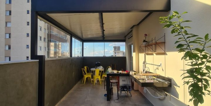 Área gourmet com cobertura térmica e fechamento em vidro