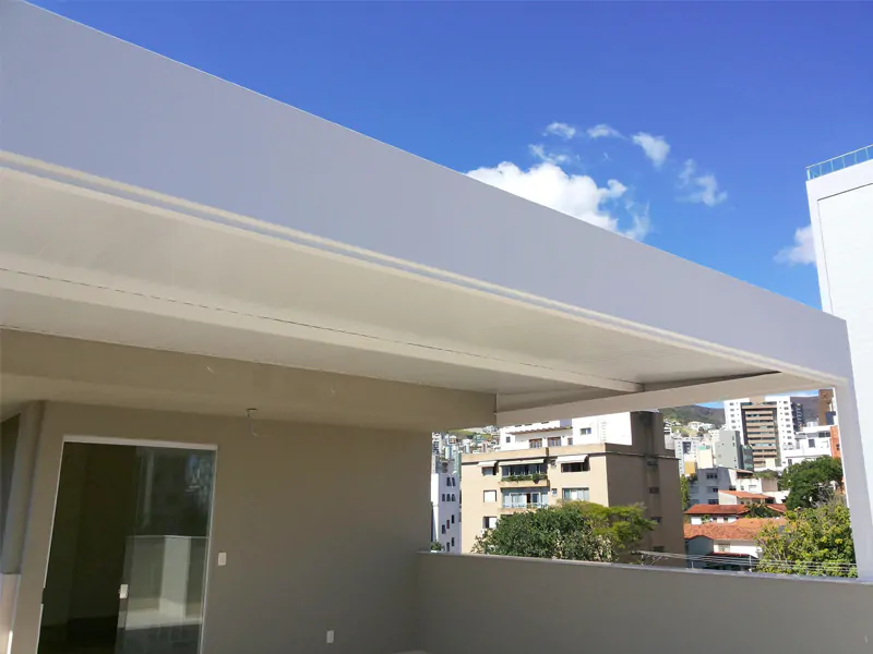 Cobertura térmica branca em terraço urbano